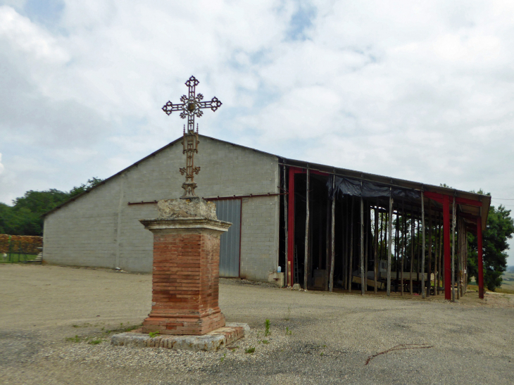 Croix devant le hangar - Maumusson