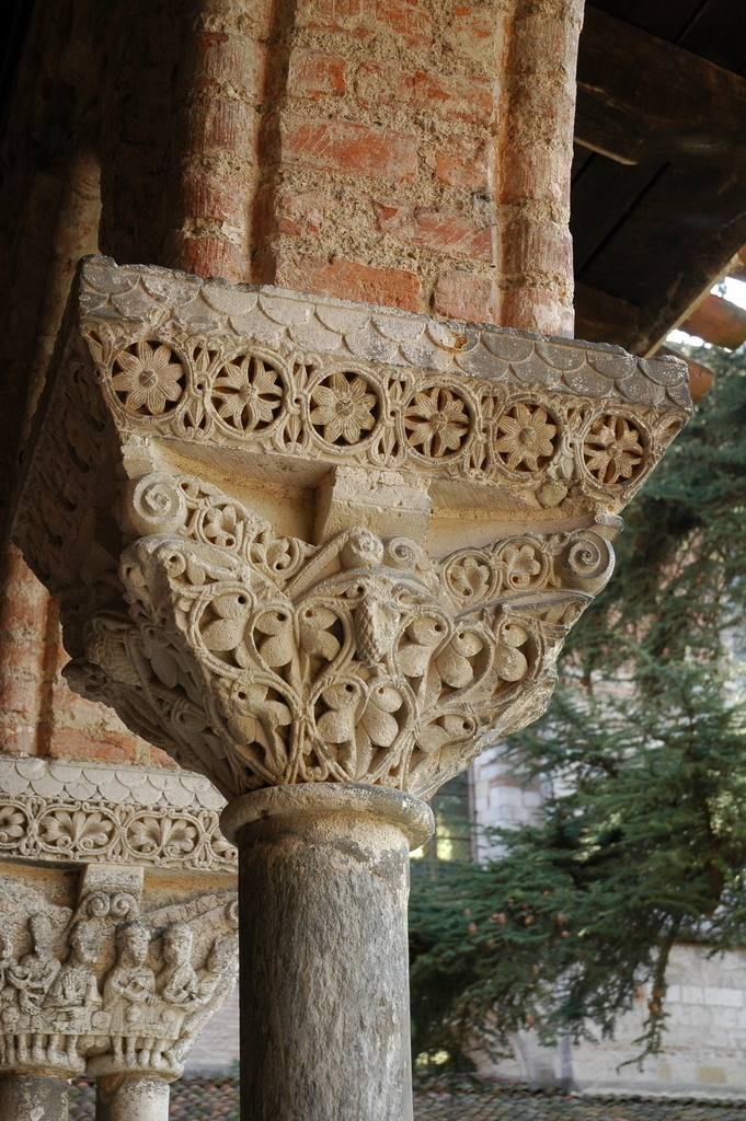 Détail architectural des colonnes du cloître - Moissac