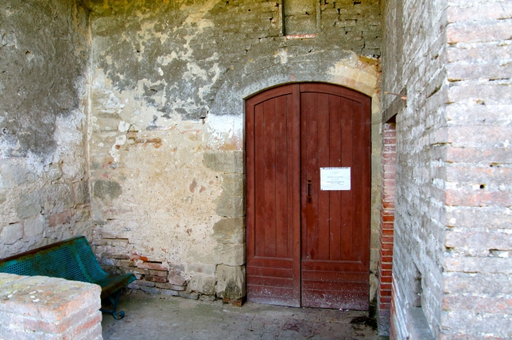 Portail de l'église Paroissiale Notre Dame des pins à Espis. - Moissac