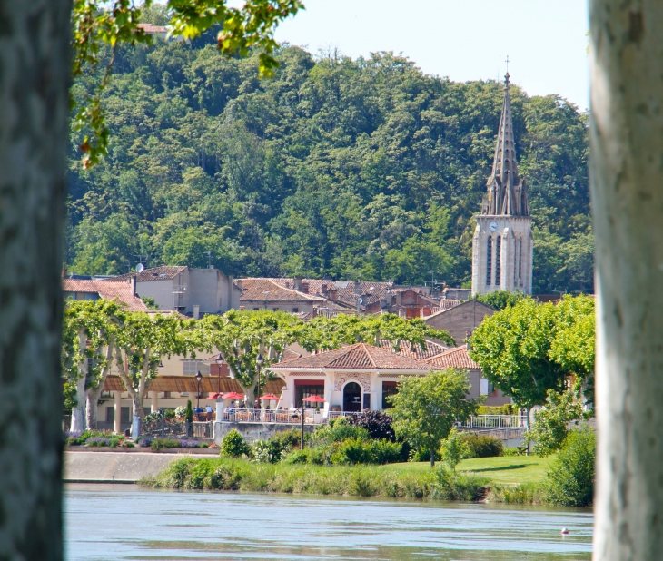 Vue sur la ville des berges du Tarn. - Moissac