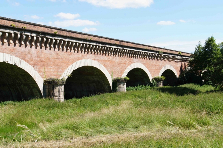 Aux alentours, le pont enjambant la Tarn. - Moissac