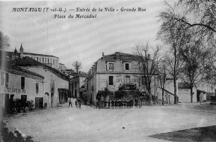 Entrée de la ville - grande-Rue - place du Mercadiel, début XXe siècle (carte postale ancienne). - Montaigu-de-Quercy