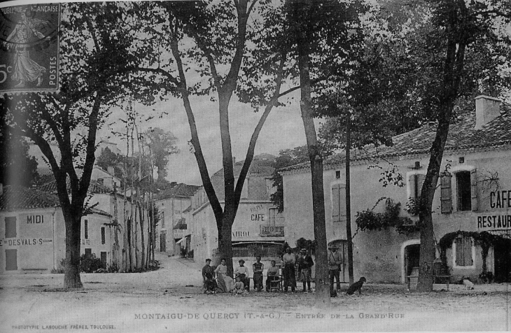 Entrée de la Grande-Rue, début XXe siècle (carte postale ancienne). - Montaigu-de-Quercy