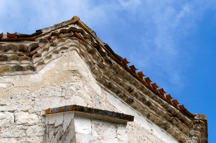 Détail : Génoise de la couverture du chevet de l'église Notre-Dame-de-l'Assomption au Gouts. - Montaigu-de-Quercy