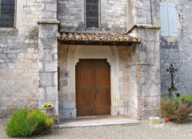 Portail de l'église Notre-Dame-de-l'Assomption au Bouts. - Montaigu-de-Quercy