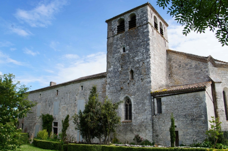 Façade sud de l'église Notre-Dame-de-l'Assomption du XVe siècle situé au Bouts. - Montaigu-de-Quercy