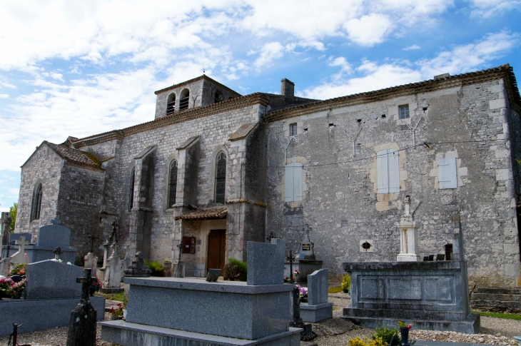 Façade nord de l'église Notre-Dame de l'Assomption du XVe siècle située au Bouts. - Montaigu-de-Quercy