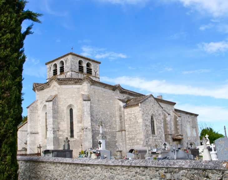 Façade nord-est de l'église Notre-Dame de l'Assomption du XVe siècle située au Bouts - Montaigu-de-Quercy