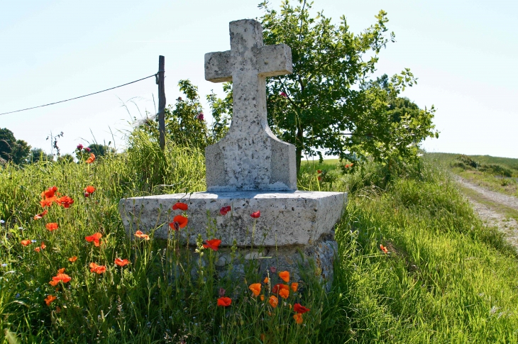 Croix de chemin à Pervillac. - Montaigu-de-Quercy