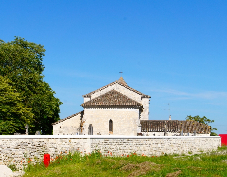 Le chevet de l'église Saint Pierre de Pervillac. - Montaigu-de-Quercy