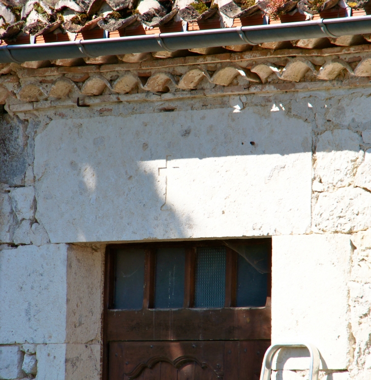 Detail-linteau-grave-de-l-ancien-prebytere de Couloussac - Montaigu-de-Quercy