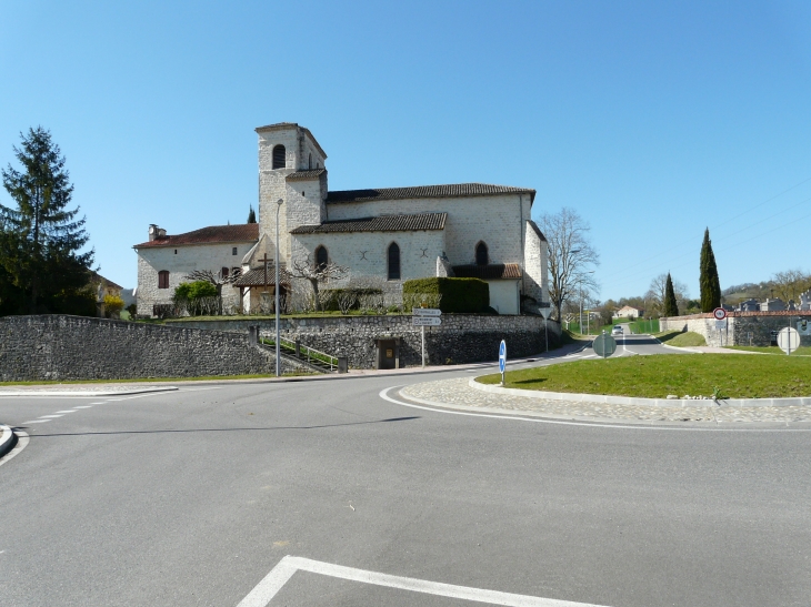 L'église au carrefour   Crédit : André Pommiès - Montbarla