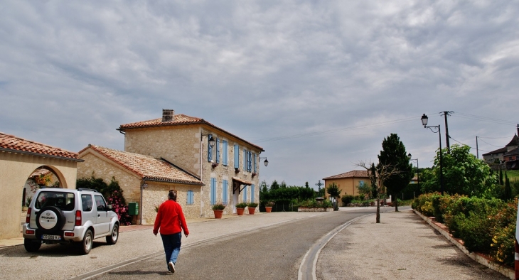 Le Village - Montbarla