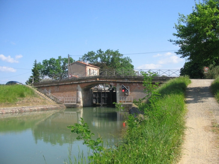 Ecluse sur canal du midi - Montech