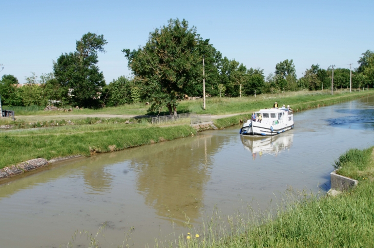 Plaisanciers sur le canal . - Montech