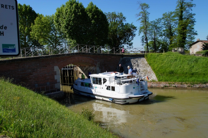 Plaisanciers sur le canal . - Montech