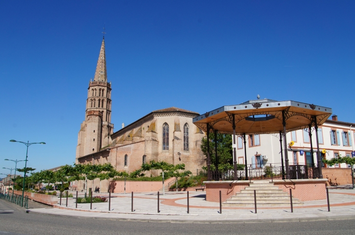 L'église Notre Dame de la Visitation et le kiosque. - Montech