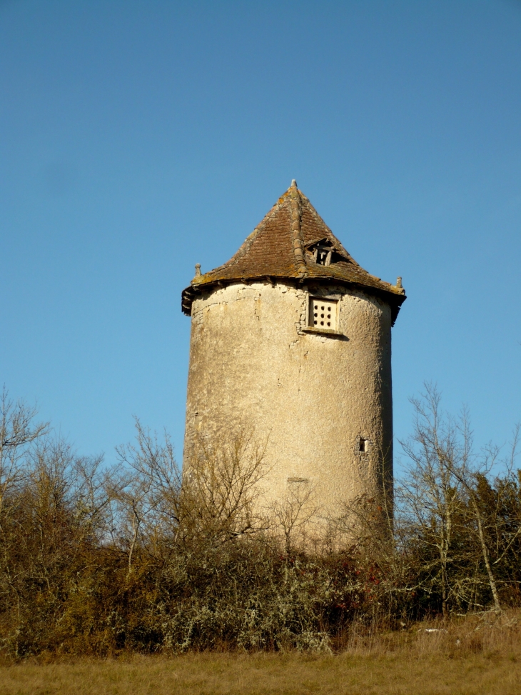 Ancien pigeonnier tour. - Mouillac