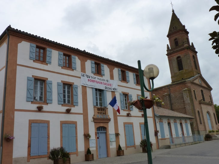 L'église et l'école laïque   Crédit : André Pommiès - Pompignan