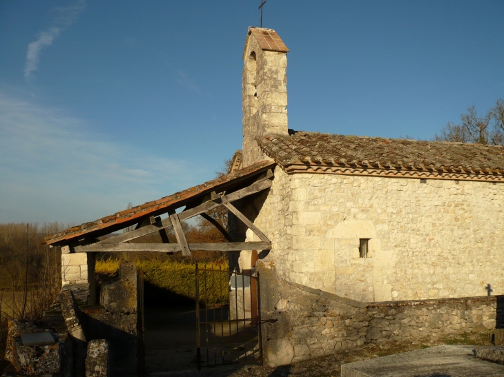 L'église Saint-Hugues, dépendant d'une petite Commanderie des Templiers puis de l'Ordre de Saint-Jean de Jérusalem, située sur une butte, était entourée de fossés. Le Clocher-mur ne compte qu'une seule cloche. - Puylaroque