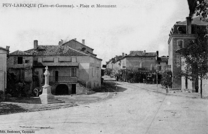 Place et monument, vers 1910 (carte postale ancienne). - Puylaroque