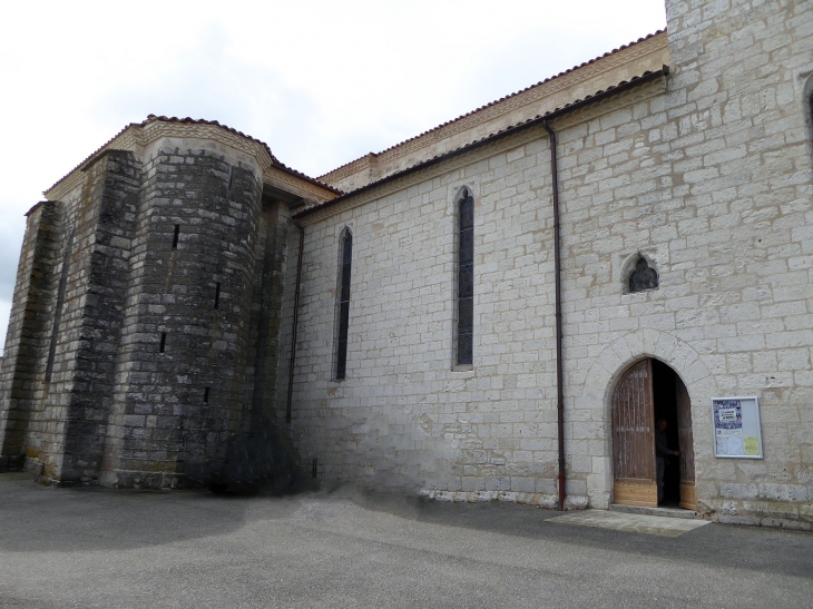 Sur le côté de l'église - Puylaroque