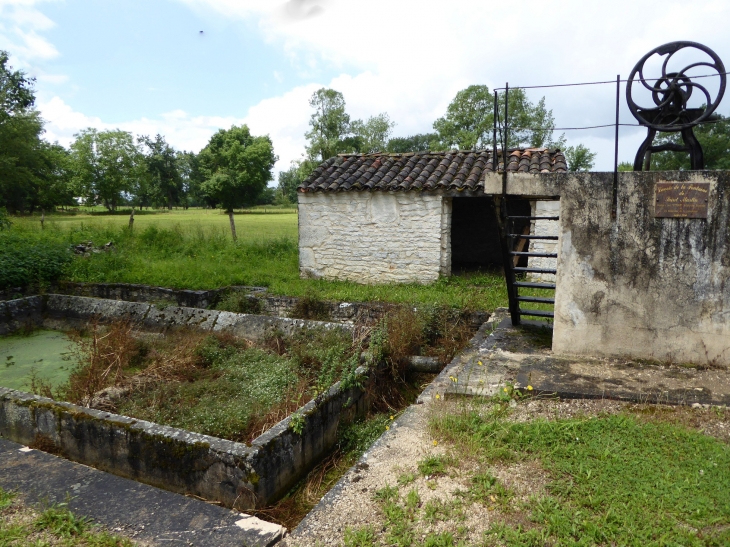 SAINT MARTIN DE CAUSSENILE : le lavoir - Saint-Georges