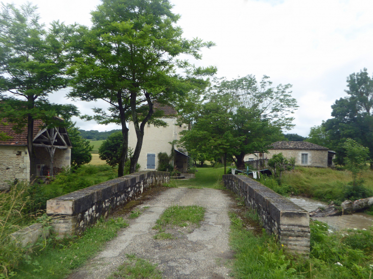 Le moulin de Sainte Livrade : pont sur la Seoune - Touffailles