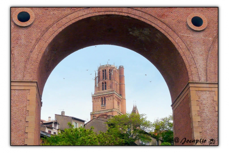 Cathedrale vue sous le pont de chemin de fer - Albi