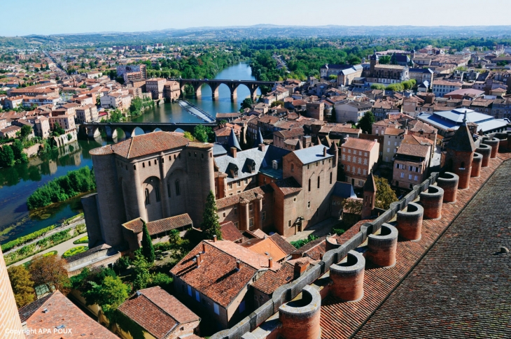 Albi vue aérienne en contrebas, palais de la Berbie et Tarn - www.albi-tourisme.fr - Credit Ville d'Albi