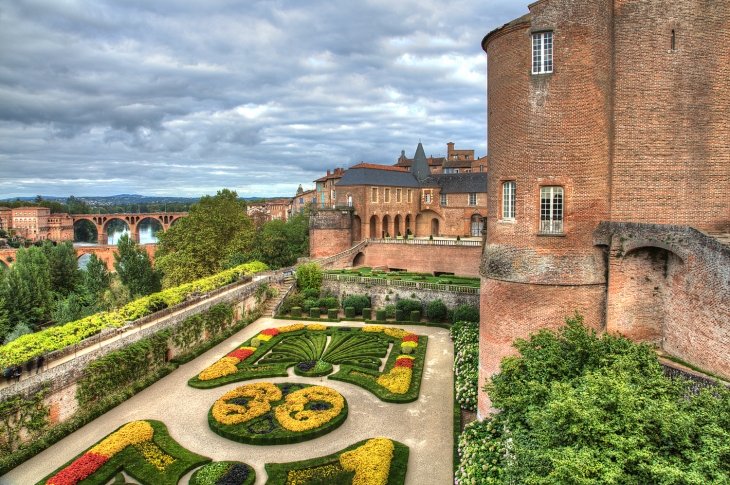 Vue 1 sur les jardins du palais - www.panosud-360.fr - Albi