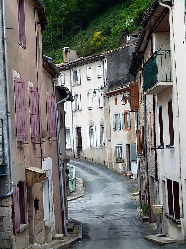 Une rue bordée de maisons hautes - Boissezon