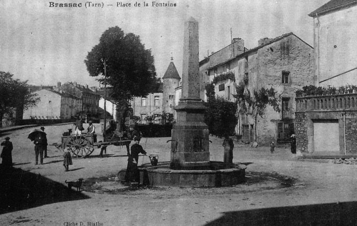 Début XXe siècle - Place de la Fontaine (carte postale ancienne). - Brassac