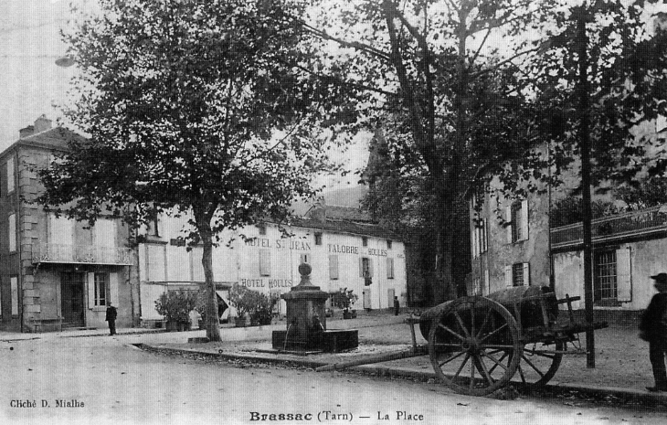 Début XXe siècle - La place (carte postale ancienne). - Brassac