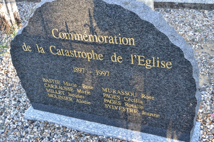 Monument Comémoratif de la Catastrophe de L'église en 1897 ( Le clocher s'est effondré en pleine messe il y eu 8 Victimes )  - Brousse