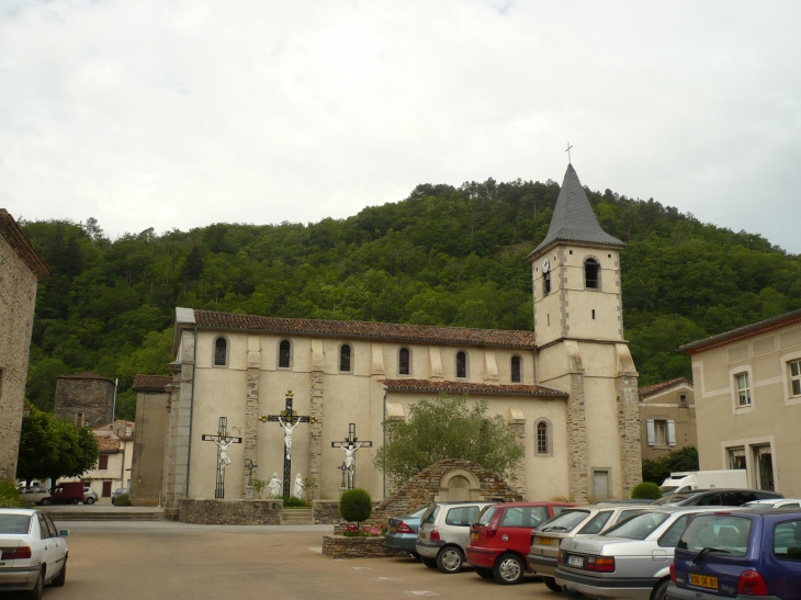 Eglise St Pierre. Un prieuré bénédictin devenu par la suite église existait à Burlats en 973