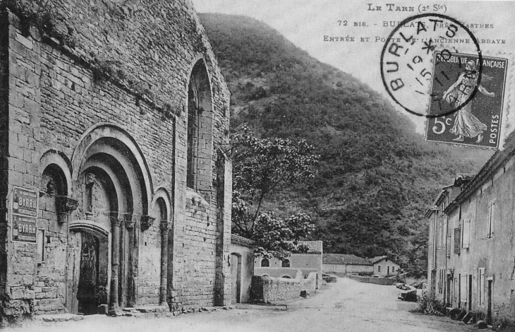 Début XXe siècle - Entrée et porte de l'ancienne Abbaye (carte postale ancienne). - Burlats