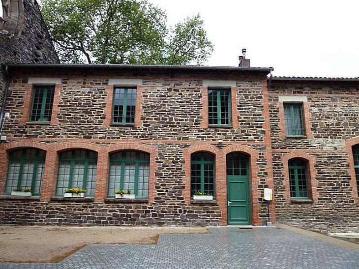 La mairie dans la cour de l'ancienne abbaye - Burlats