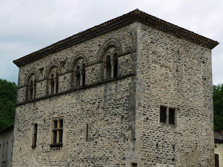 Le pavillon d'Adélaïde, maison romane - Burlats