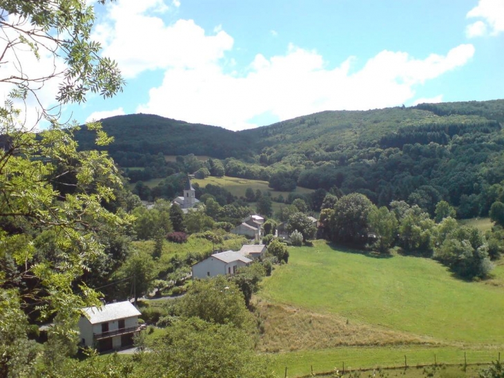 Le village de Biot vu de Castelnau - Castelnau-de-Brassac