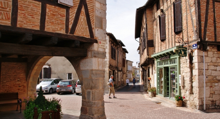 ²Place aux Arcades - Castelnau-de-Montmiral