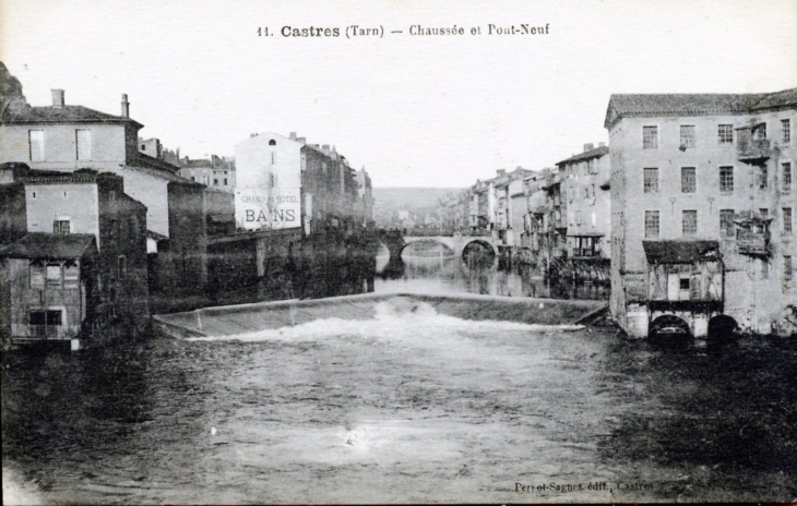Chaussée et Pont neuf, vers 1920 (carte postale ancienne). - Castres