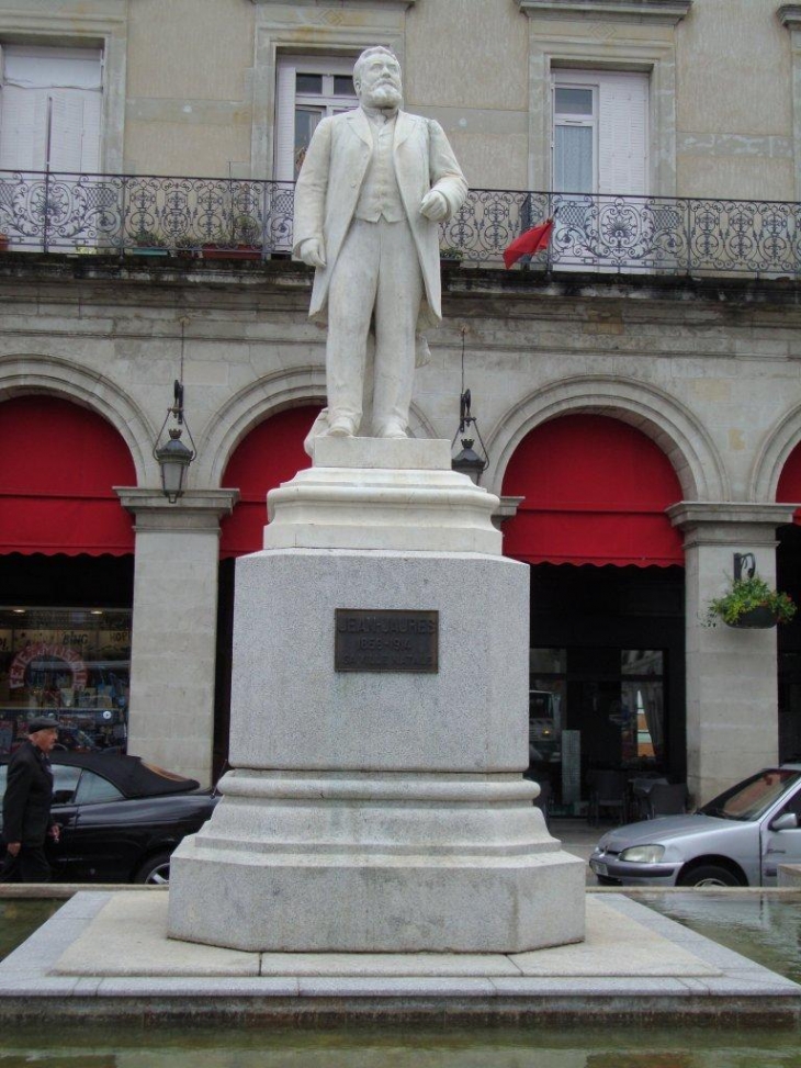 Castres (81100) statue Jean Jaurès