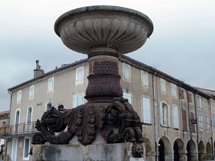 Fontaine et arcades place de la Libération - Dourgne