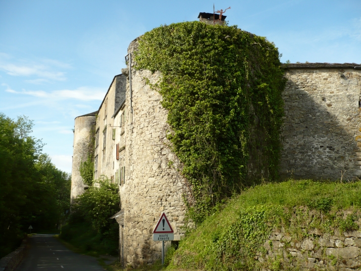 Ferrières : un château Renaissance devenu prison (Sidobre, Tarn).