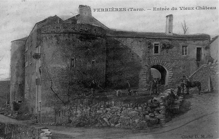 Début XXe siècle - Entrée du vieux château, XIe, XVIe siècles. (carte postale ancienne) - Ferrières
