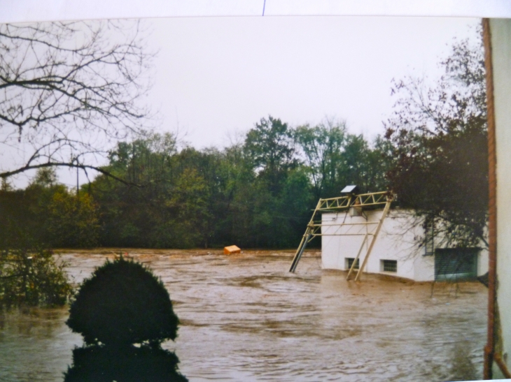 Chaussée du Cathy en decembre 1999. - Fiac