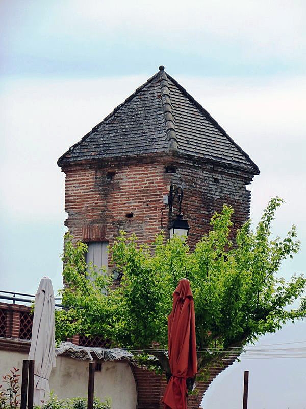 L'échauguette sur la terrasse de la place de la mairie - Giroussens