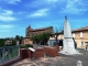 Photo suivante de Giroussens la terrasse de la place de la mairie : le monument aux morts et vue sur  l'église