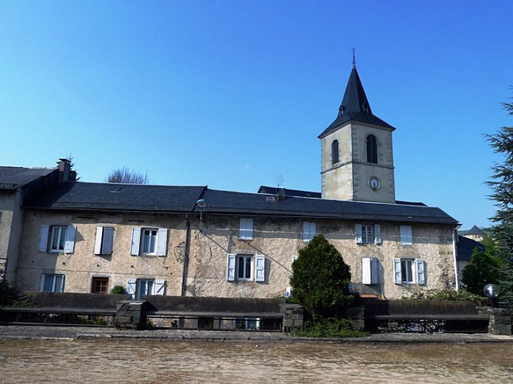 Le clocher derrière les maisons - Lacaune